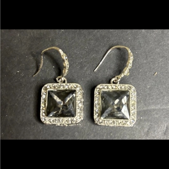 Elegant Silver Square Earrings - Picture 3 of 8